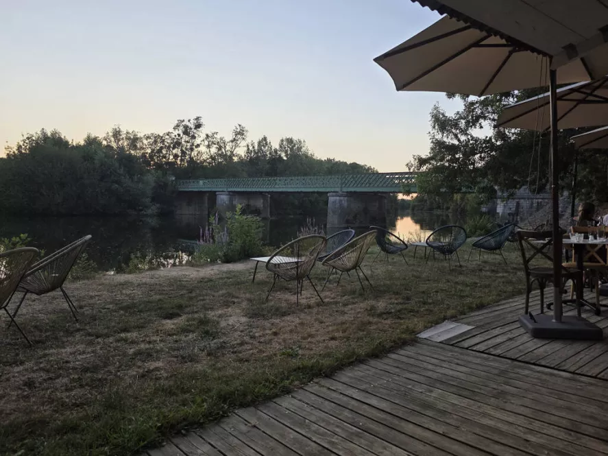 La Guinguette de l'Aubraie au bord de la rivière