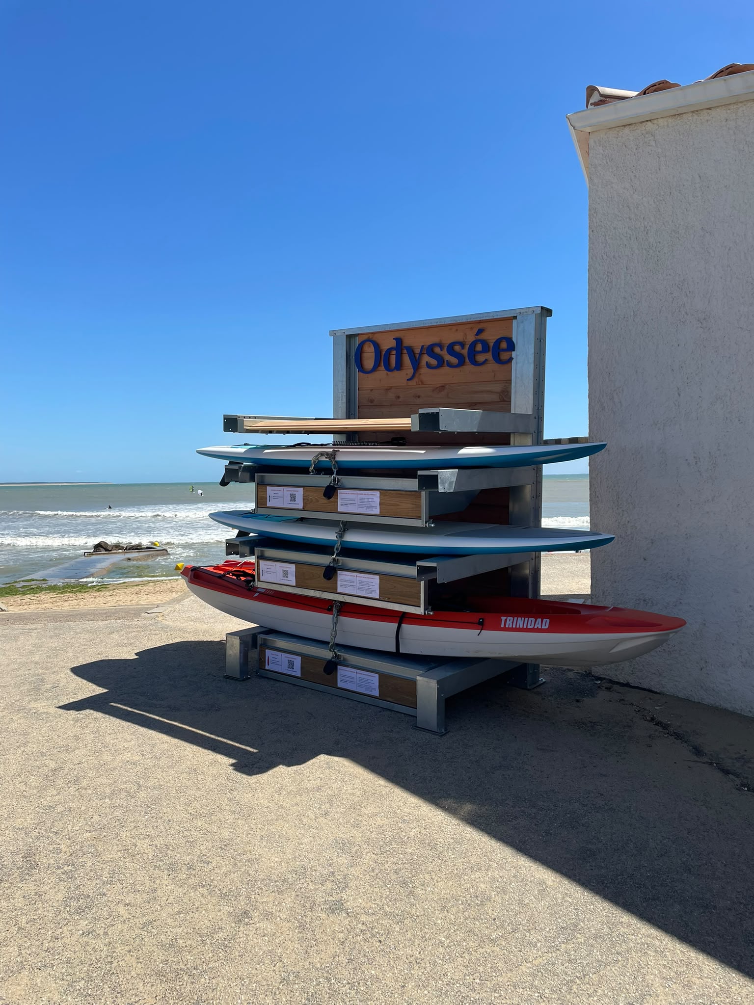 Distributeur kayak et paddle, Plage du Goulet